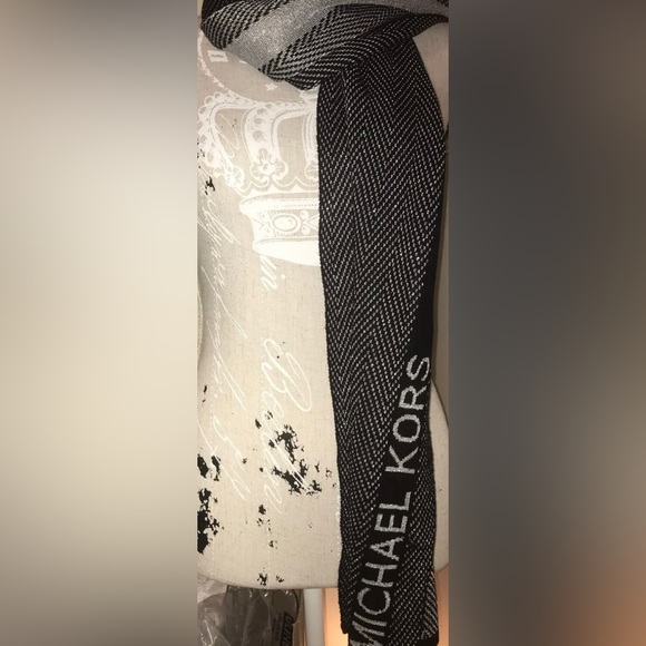 NEW Michael Kors Black Silver Metallic Herringbone Scarf O/S - Picture 2 of 11